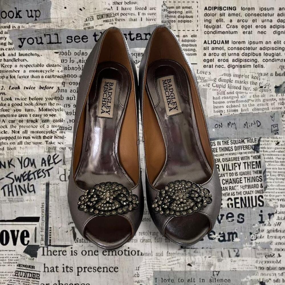 Badgley mischka dark gray metallic pumps rhinestones stone detailing W sz 6